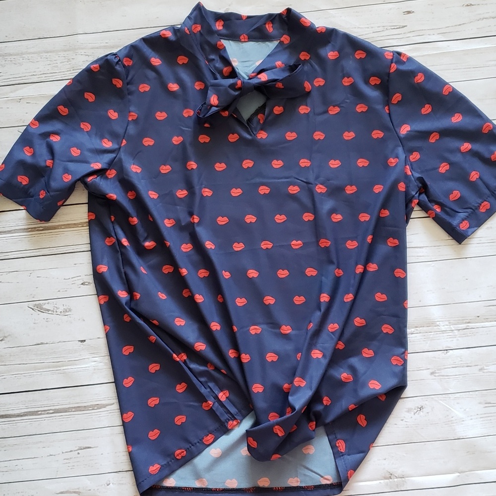 Lip tie neck shirt